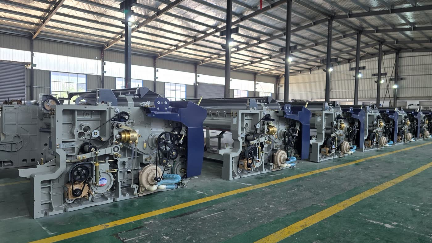Drive-side view of JETMECH JTM508 waterjet looms and their transmission systems