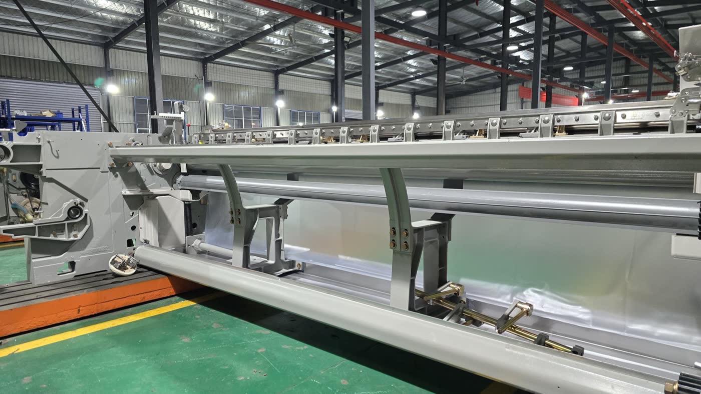 Rear beam and warp let-off structure of a JETMECH JTM508 waterjet loom